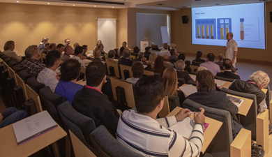 With capacity for 74 people and equipped with a simultaneous translation cabin, it is an ideal space for talks and presentations. It has CCTV connected directly with surgeries to broadcast live surgical operations.