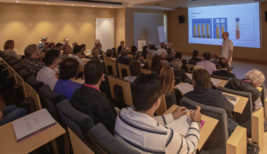 Con una capacità di 74 persone e dotato di una cabina di traduzione simultanea, è lo spazio ideale per conferenze e presentazioni. Dispone di un sistema di televisione a circuito chiuso collegata direttamente alle sale operatorie per la trasmissione in diretta degli interventi.