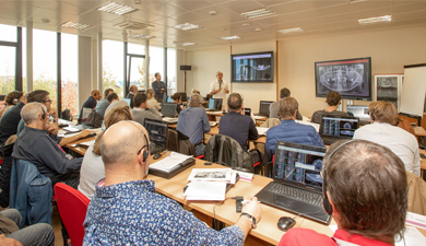 Zwei Schulungsräume mit einer Kapazität von 18 Personen, ausgestattet mit einer Computerausrüstung mit der neuesten Version der BTI Scan Diagnosesoftware. Sie verfügen über ein Closed-Circuit-TV-System, das direkt mit den Operationssälen verbunden ist, um die Eingriffe live zu übertragen.