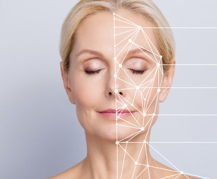 rostro de mujer con rejuvenecimiento facial